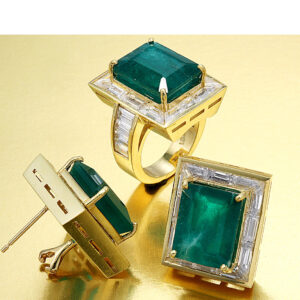 18k Yellow Gold Emerald Color Stone Ceter Stone Diamond Baguettes Halo Diamond Baguettes Ring -Size 8